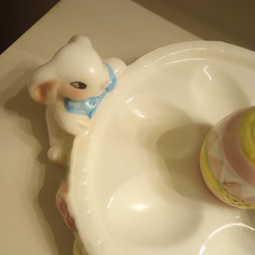 Ceramic Easter Egg Display Plate and matching salt and pepper shakers - Picture 3 of 11